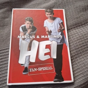 Marcus & Martinus - Hei Fan-Spesial - Säljer en bok med CD från Marcus & Martinus, 'Hei Fan-Spesial'. Boken har ett färgglatt omslag med bilder på artisterna och innehåller en CD med deras populära låtar. Perfekt för fans som vill ha en samling av deras musik och bilder. Boken är i gott skick och CD:n är knappt använd.