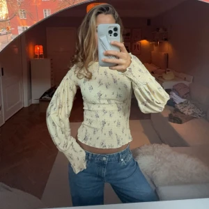Blus  - Säljer denna drömmigaaa blus asså wow va fin den är🎀🎀🎀🤭🤭🥹🥹🫶🏼🫶🏼