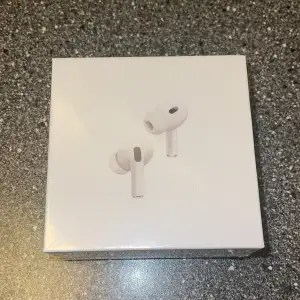 Jag säljer ett helt nytt, oöppnat par AirPods, som är i perfekt skick och aldrig har använts. De är fortfarande i sin originalförpackning och med alla tillbehör som följer med vid köpet. priset är 1699 vilket är ett bra erbjudande jämfört med nypriset.