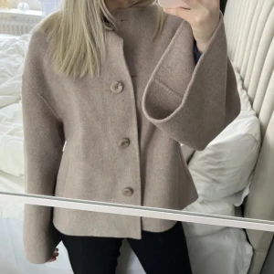 Beige kappa - Säljer min så fina beiga kappa😍 köpt för 2179kr💗skriv för fler bilder, priset kan diskuteras (lånad bild)