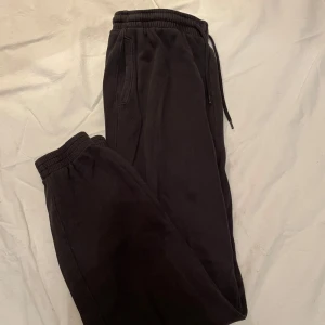 Svarta mjukisbyxor från H&M Divided - Säljer ett par svarta mjukisbyxor från H&M Divided i storlek XS. De är superbekväma med elastisk midja och dragsko för perfekt passform. Perfekta för en chill dag hemma eller en snabb tur till affären. 🖤