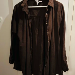 Brun skjorta från Cotton On i storlek S men kan även passa M - Säljer en brun långärmad skjorta från Cotton On i storlek S. Skjortan är i bomull och har en avslappnad passform med knappar framtill. Perfekt för höst och vår, och kan stylas både upp och ner beroende på tillfälle. Den har en klassisk krage och är i mycket bra skick.