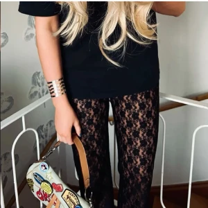 Spetsbyxor  - Säljer nu mina sjukt snygga spetsbyxor. Personligt sydda med midjemått ca 35cm rakt över (stretciga) och innerbenslängd ca 80cm. Bilderna är lånade men de ser exakt likadana ut med samma tyg😍skriv för fler bilder!