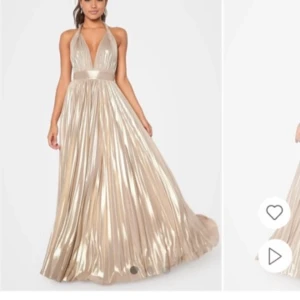 Balklänning  - Säljer nu världens finaste balklänning. Storlek 36, använd 1 gång. Uppsydd så den passar 166 + en 5cm klack. Går även att välja själv hur man vill knyta i ryggen. Nypris 1 600kr