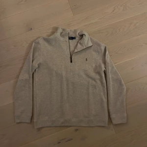 Ralph lauren zip - Säljer en Ralph lauren zip i dunder skick. Fråga om ni har frågor eller funderingar!