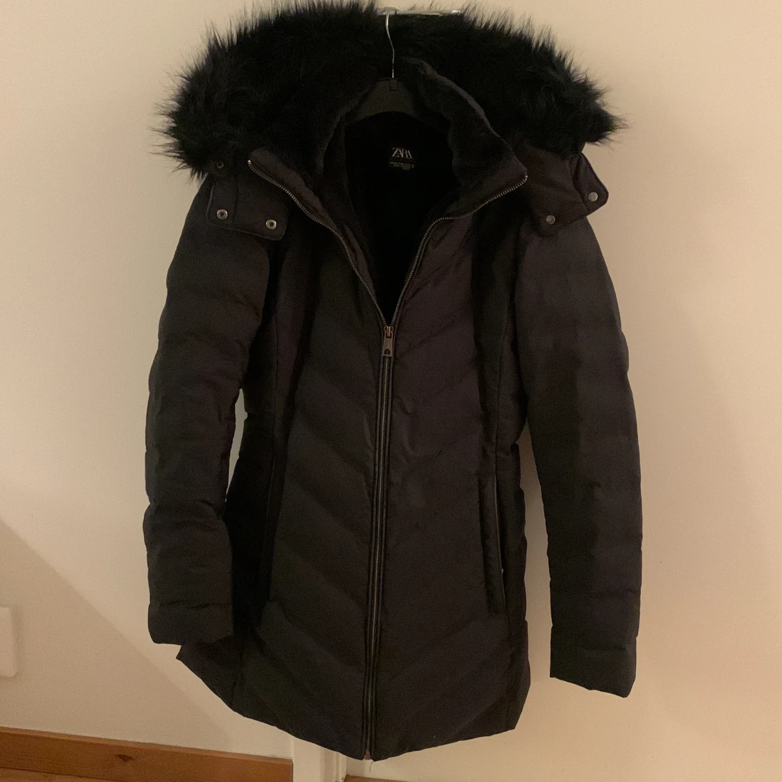 Svart dunjacka med pälshuva från Zara