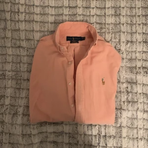 Ralph Lauren Skjorta - Snygg skjorta från Ralph Lauren! Skjortan är i storlek M. Hör av dig vid funderingar och fler bilder! STEAL