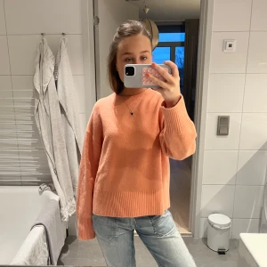 Persikofärgad stickad tröja - Säljer en superfin persikofärgad stickad tröja från other stories!! Jättepopulära, bara använt 1 gång🩷
