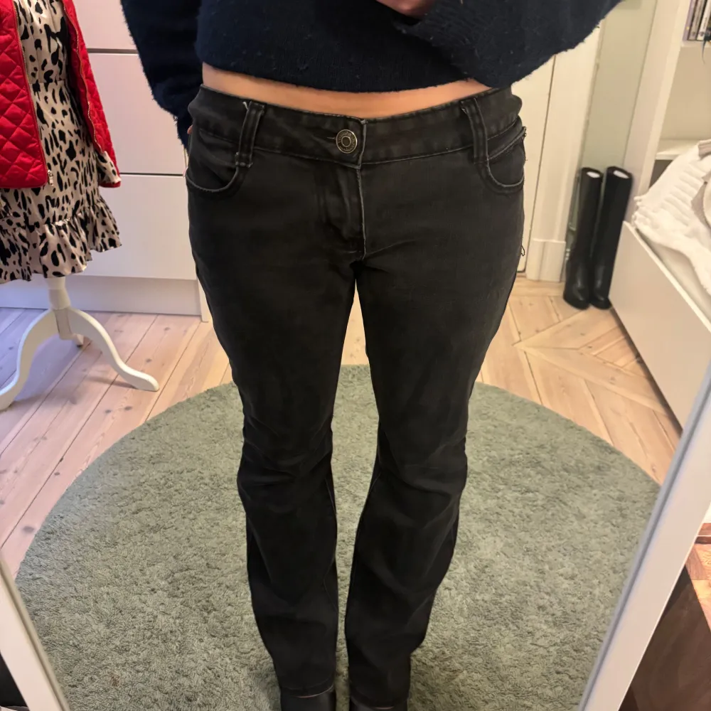 Säljer de här snygga lågmidjade svarta jeansen i en straight modell från 7 for all mankind. De är i storlek 29 med midjemåttet 76 cm. Innerbenslängden är 75 cm. Använt jeansen fåtal gånger, de är i mycket bra skick. Säljer för att de är för stora för mig.💕. Jeans & Byxor.