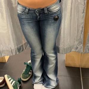 Lågmidjade bootcut jeans - Aldrig använda. Helt nya, storlek 25/32. Väldigt cool tvätt!