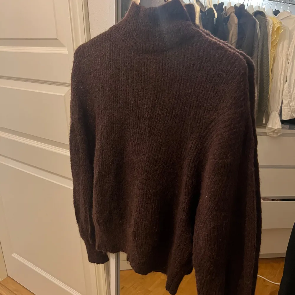 Mysig brun stickad polotröja ifrån Object i mohair och ull perfekt för kyligare dagar. Använd fåtal gånger så i bra skick! 🤎. Tröjor & Koftor.