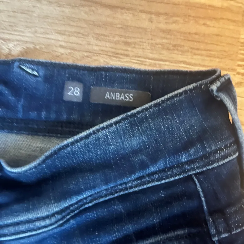 Säljer dessa replay jeans i modellen anbass dem är i bra skick utan defekter, storlek W28. Jeans & Byxor.