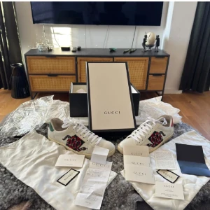 gucci ace snake  - Säljer nu mina Gucci ace snake skor som är väldigt fina har fixat så sulan är inte gul längre väldigt fint stick storlek 45 passar 44 med är öppen för byten mot andra skor skriv vid mer bilder eller några funderingar mvh Axel