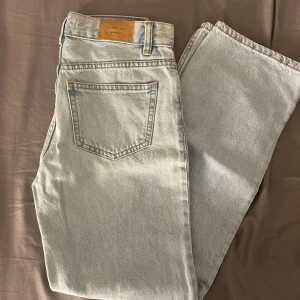 Lågmidjade jeans  - Low waist jeans från Gina Tricot i stl 32. Knappt använda. Skriv för fler bilder eller mått💕