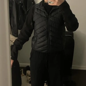 Svart väst  - Svart väst från lager 157