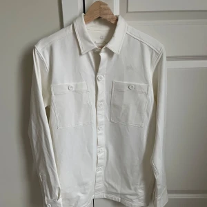 Vit overshirt från Massimo Dutti - Storlek: S Skick: Mycket bra, nästan aldrig använd  Färg: Vit Material: 100% bomull Pris: 150 kr