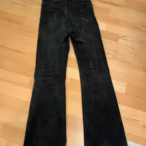 Säljer ett par svarta jeans från Cubus i storlek XS/32. De är högmidjade och har en bootcut-stil som ger en snygg siluett. Perfekta för både vardag och fest! Jag säljer dessa för att jag inte har denna stil längre. 