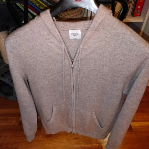 John Henric Kashmir zip hoodie  - Säljer en beige John Henric hoodie I 100% Cashmere. Storlek S. Fint, skick lite nopprig. Hör av dig om du har någon fundering!
