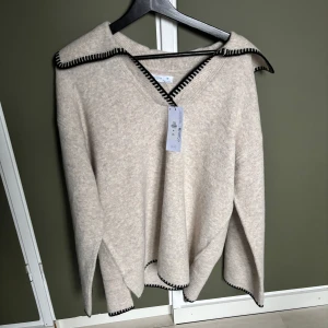 Stickad tröja primark - Jätte fin stickad tröja som jag köpt på primark i Spanien. Dock förstor därav säljer jag den. Storlek medium