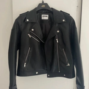 Svart skinnjacka från Noisy May - Säljer en snygg svart skinnjacka från Noisy May i storlek L. Jackan har en cool bikerstil med dragkedjor och knappar som detaljer. Perfekt för höst och vår, och funkar lika bra till fest som till vardags. 🖤
