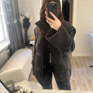 Svart väst  - Använd fåtal gånger