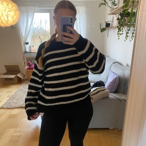 Tjocktröja - Fin och mysig tjocktröja som passar perfekt nu när det börjar bli lite kyligare 💕  Den är lite nopprig annars i bra skick🙌🏻 