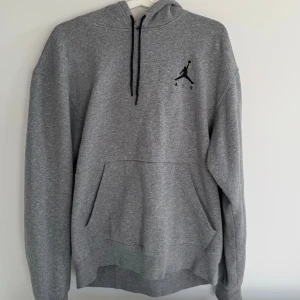Air Jordan hoodie - Air jordan hoodie. Snöret i hoodien är lite skadat, men annars i bra skick. Orginal pris: 550kr