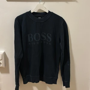 Hugo boss tröja - Hugo boss tröja, dessvärre en fläck som ej går bort på armen annars fint skick
