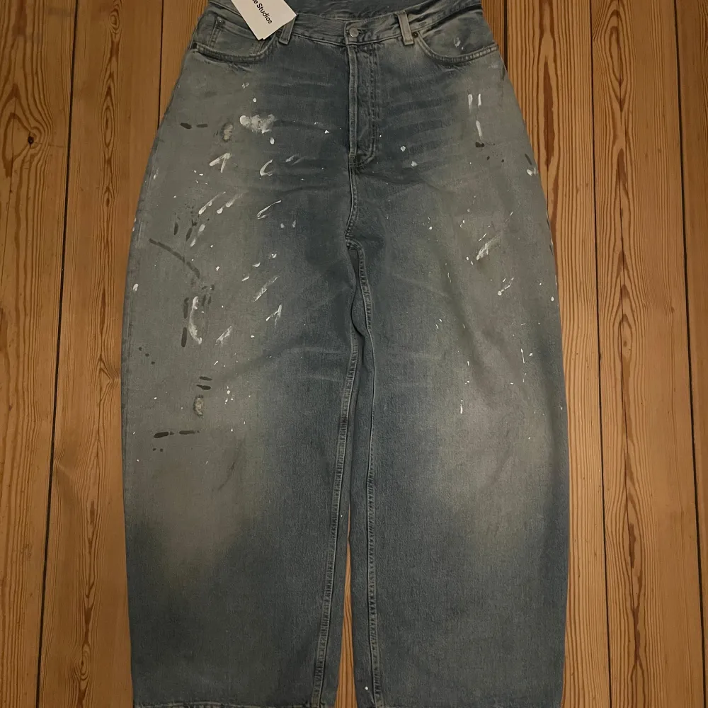 Acne jeans som ja köpte p acne archive så de va lite billigare. Helt felfria o används typ en gång fast tags e kvar, längd 111cm sen benöppning e 29 waist e typ 42. Jeans & Byxor.