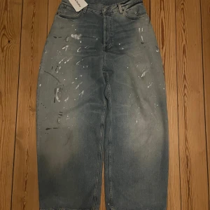Acne jeans 2023m - Acne jeans som ja köpte p acne archive så de va lite billigare. Helt felfria o används typ en gång fast tags e kvar, längd 111cm sen benöppning e 29 waist e typ 42