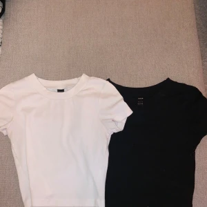Svart och vit t-shirt från Weekday - Två stilrena t-shirts från Shein i svart och vitt. Perfekta basplagg för alla tillfällen. De är kortärmade och gjorda i mjukt bomullsmaterial för en skön passform. I använt skick 