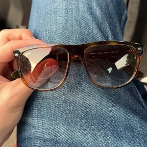 Ray-Ban solglasögon  - Säljer dessa fina Ray-Ban solglasögon har inte använt så mycket, kommer med fodral till.