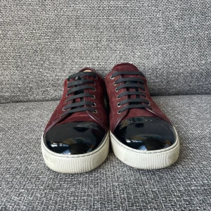 Lanvin skor - Tja! Säljer ett par trendiga lanvin cap toe, i uk 11 som motsvarar ungefär strl 45/46. Skorna är i nyskick!  Hör av dig vid funderingar:)