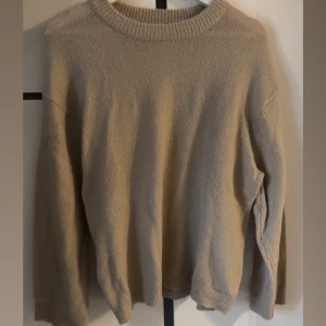 stickad tröja - beige stickad tröja i super fint skick!