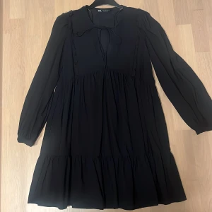 Zara klänning - Super söt kort svart pösig Zara klänning, sitter jätte fint på och knyts upp till, inga defekter eller liknande använd 2 gånger 💕