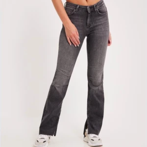 Gråa only jeans med slits - Använda en gång, slutsålt på nelly, märke only, pris kan diskuteras 