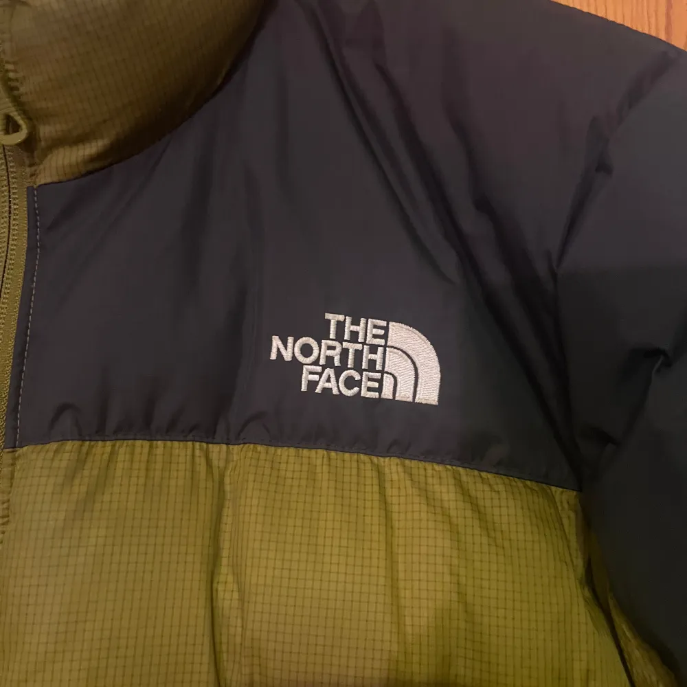 Mossgreen Men’s 1996 Retro Nuptse Jacket stl M  Sparsamt använd i mycket gott skick  Nypris 3995 kr. Jackor.