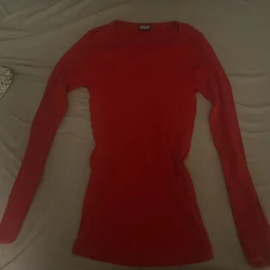 röd ribbad topp - jättefin röd top, knappast använd