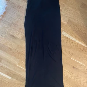 Långkjol  - Säljer denna Långkjolen från Gina. Några sömmar har gått upp längst ner men inget man tänker på. Jag är 168 och den går ner till marken när jag har på mig den❤️