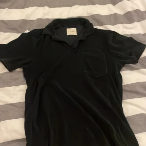 Piké T-shirt  - Snygg å fräsch piké t-shirt i storlek S men passar mer som M enligt mig. Säljer då jag ej använder denna längre, pris kan diskuteras!