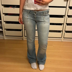 Lågmidjade bootcut jeans - Verkligen ett par av mina favvo jeans men måste rensa! Köp direkt för 400 eller buda!! Midjemått: ca 42 cm Innerbenslängd: 82 cm