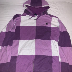 DC Zip-Hoodie - Storlek L  Aldrig använd 