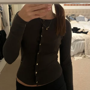 Grön kofta  - Grön kofta från holly and white aldrig använd. Storlek XS. Färgen gör sig inte rätt på bild men den är mörkgrön 💚