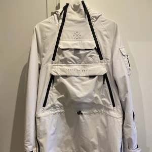 Skidjacka DOPE - Säljer min skidjacka/snowboardjacka från märket DOPE i mycket fint skick! Modellen är Akin W och är en anorakjacka med sidodragkedja, liftkortsficka finns på ärmen. Jackan har flertalet fickor. Nypris: 2499kr 