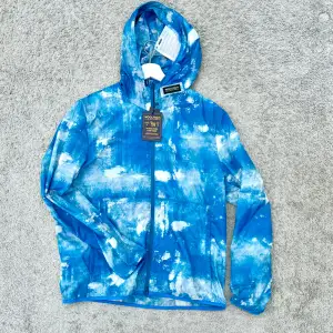 Tja säljer denna feta windbreaker | 10/10 aldrig använd🍁 | alla tags osv ingår💫 | om ni har frågor eller funderingar skriv här !