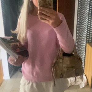 Rosa stickad tröja  - Säljer denna snygga rosa tröja från Vera Moda. Fint skick ,använt 1 gång💕 