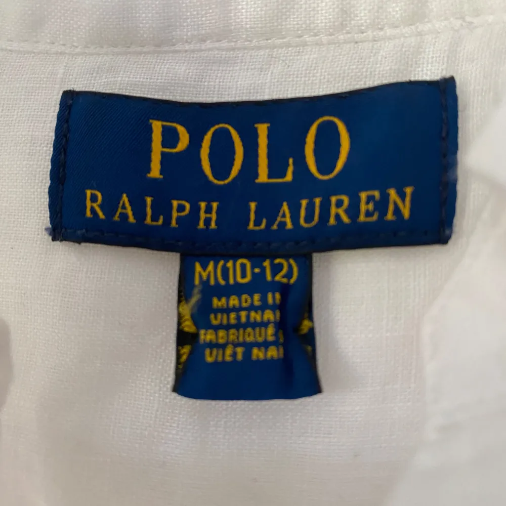 Säljer nu denna Ralph lauren skjorta i linnetyg. Det är i barnstorlek 12 år, passar dig som är 150-160. Nypris: 1100kr. Mitt pris: 450kr. Nyskick!. Skjortor.