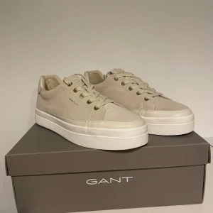 Gant sneakers - Helt nya Gant skor i mocka, storlek 39. Modell: Gant Avona, Cow suede. Kommer i original låda. Nypris för 1700kr. Färg: light beige 