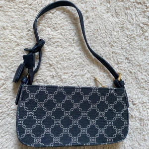 Mönstrad väska  - Jätte söt mönstrad väska som inte längre används💘