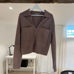 Jacka/kofta från Åhlens - Säljer den populära jackan/koftan från Åhlens. Använd någon enstaka gång så i nyskick💕